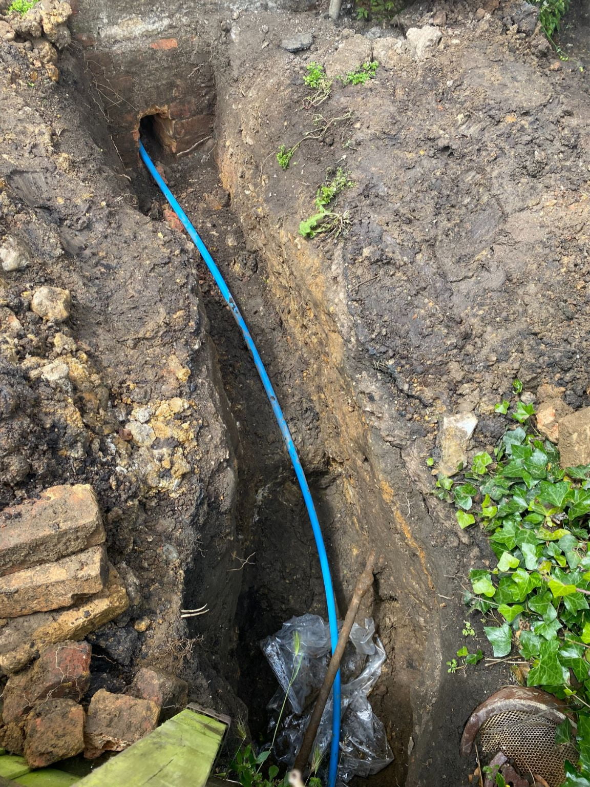 Replacing burst main water pipe (1)